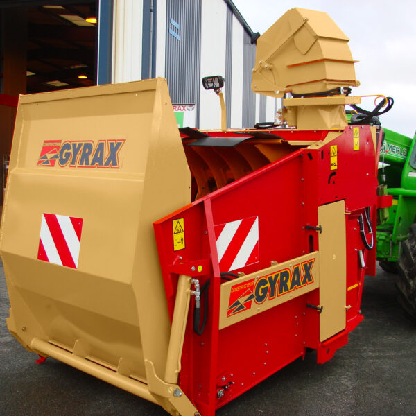 Pailleuse 2702 Gyrax, portée par un tracteur sortant de l'usine