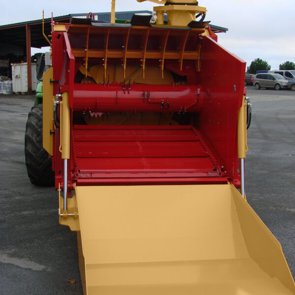 Chargement autonome d’une grosse balle avec la pailleuse portée GYRAX 2702