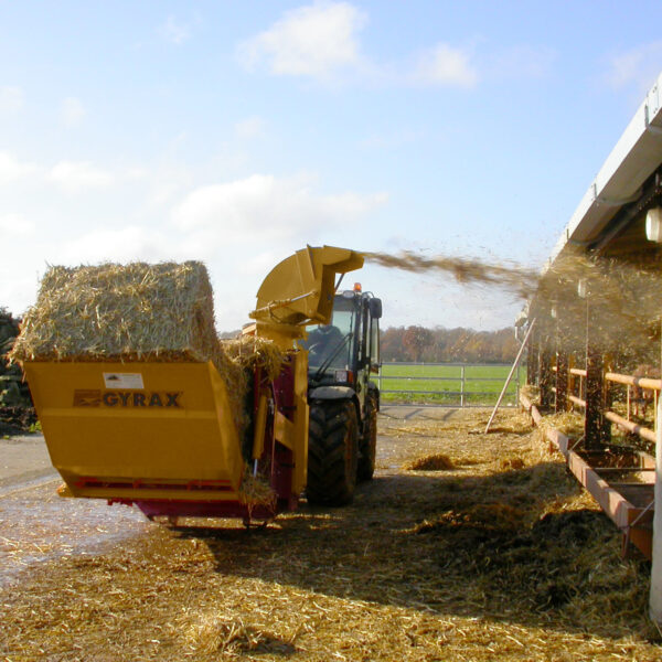 Pailleuse GYRAX 2702 vue arrière, ventilateur et démêleur, attelage 3 points