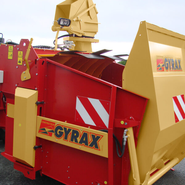 Pailleuse portée GYRAX 2702 vue latérale, caisse 2,25 m³, sortie latérale droite