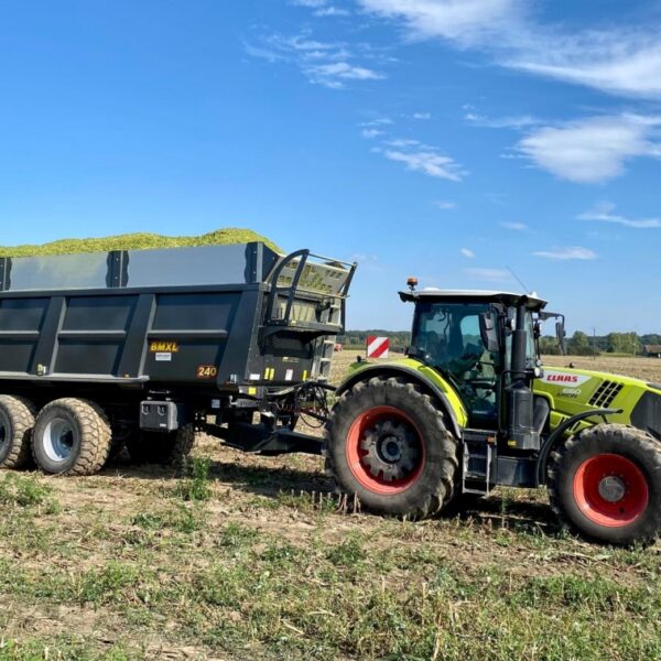 BMXL 3 essieux Gyrax, attelée dans un champs et chargée au maximum grâce aux réhausses.