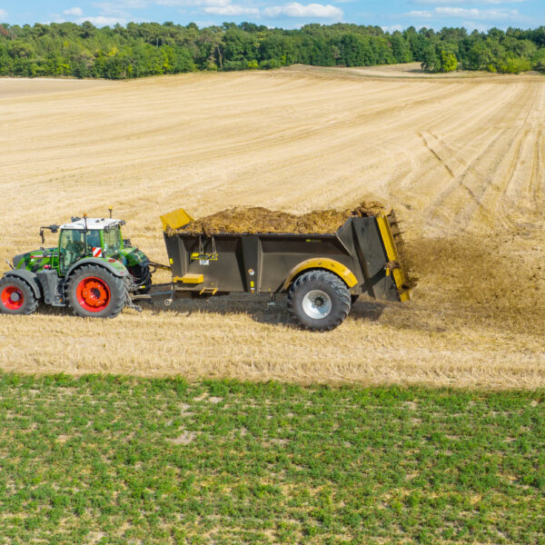épandeur Gyrax couleur noir vue de drone dans un champs en épandage