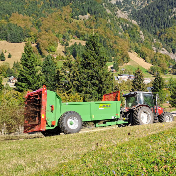Epandeur à fumier EDHV 65 Gyrax, au milieu d'une vallée en train d'épandre.