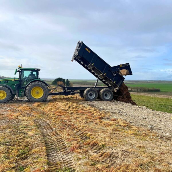 BMXL 200 TP de couleur noir Gyrax, en action de déchargement
