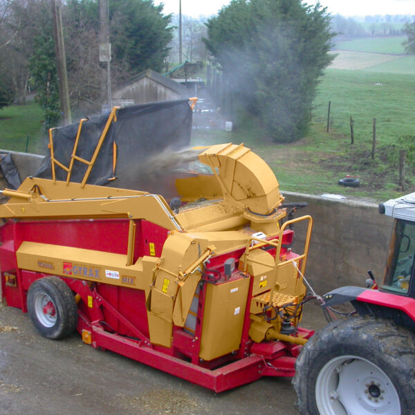 Désileuse pailleuse Gyrax modèle 8500 L, en plein travail de distribution