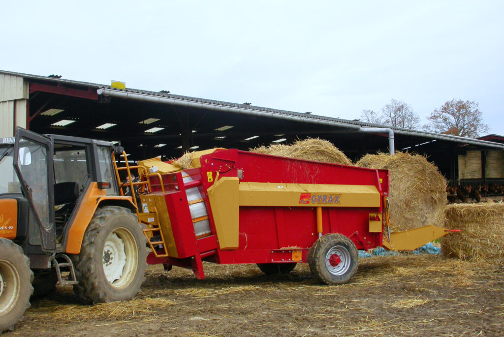 Pailleuse Gyrax modèle 8700, en train de charger