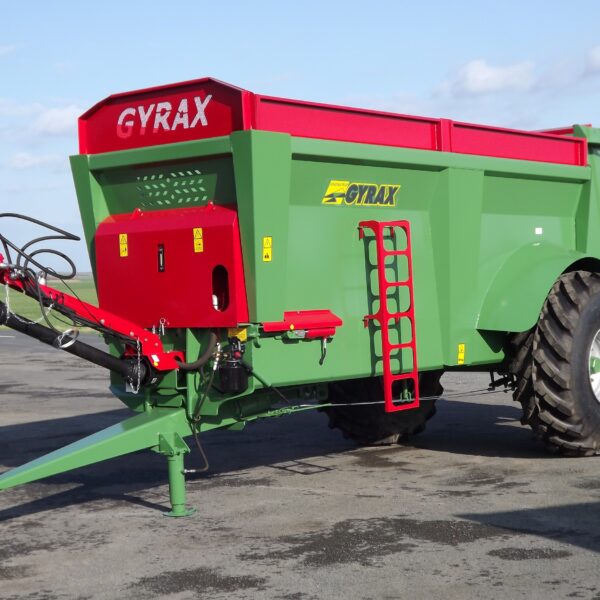 épandeur à fumier Gyrax EDHV 121, vue avant latérale, sorti d'usine sur un parking