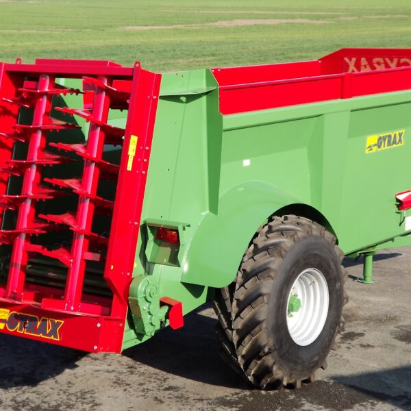Vue arrière sur le parking de l'usine, d'un épandeur à fumier Gyrax modèle EDHV 121.