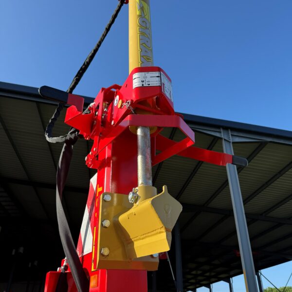 Fendeur de bûches tracteur 16 t GYRAX, vue arrière, points d’attelage et structure porteuse