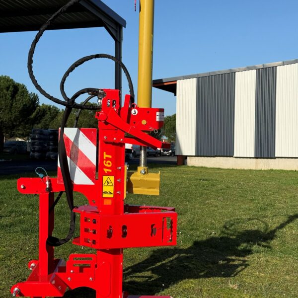 Fendeur de bûches pour tracteur, vue latérale de l’attelage et de la table de réception