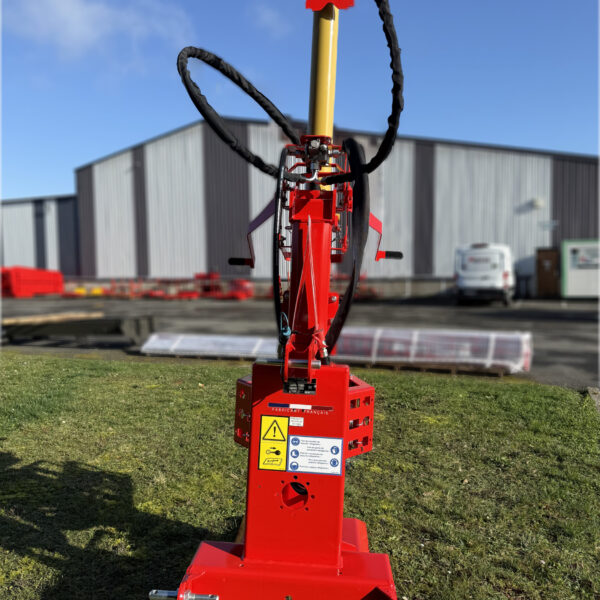 Fendeur de bûches tracteur 16 t GYRAX, vue avant en atelier, châssis et zone de fendage