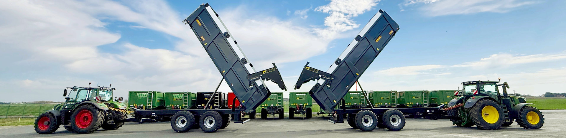 2 BMXL couleur noir Gyrax, en position levée, avec plusieurs BMXL en fond