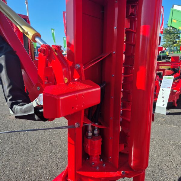 Vue dessous d'une épareuse Gyrax, permettant une visibilité du rotor