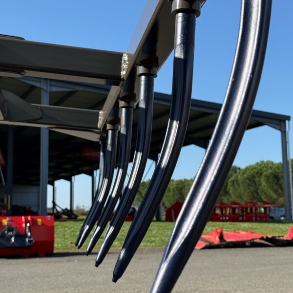 Dent de la fourche à paille de couleur noir