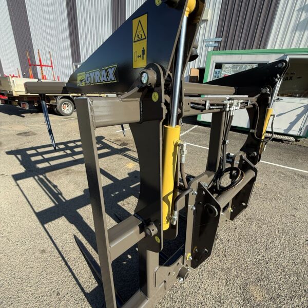 Fourche à paille de couleur noir Gyrax, vue 3/4 arrière gauche