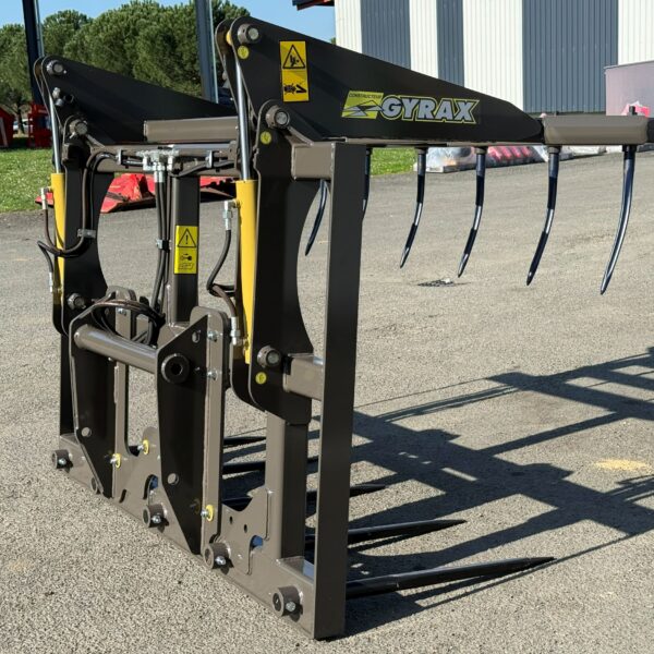 Fourche à paille de couleur noir Gyrax, vue 3/4 arrière droite