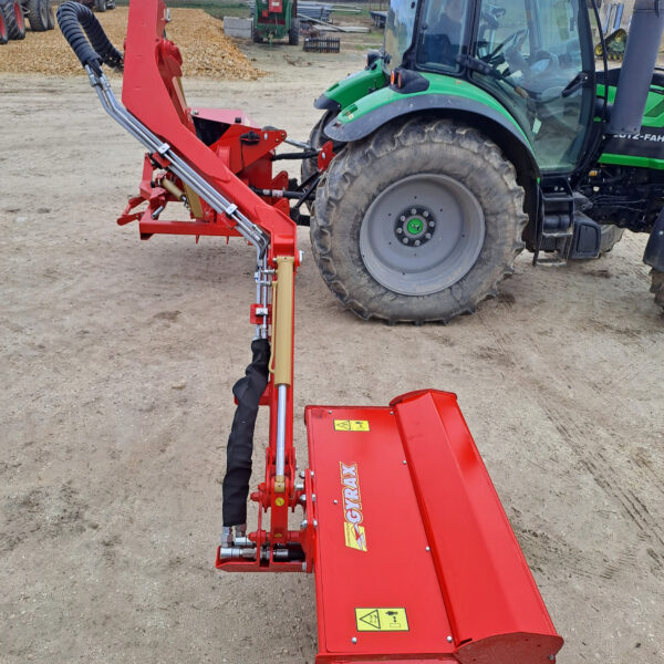 Epareuse Gyramax 512, vue latérale mettant en avant le déport maximal , permettant une excellente vision et un fort d'utilisation