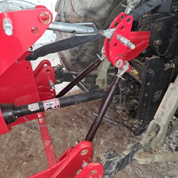 Attelage d'une épareuse gyramax 512, montrant le montage facile