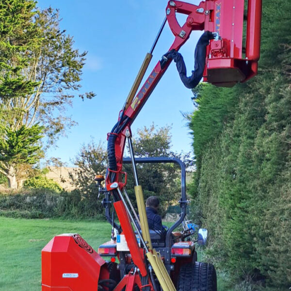 Epareuse Gyramax 1045 gamme proverd, en action de coupe d'une haie, levée verticalement au maximum.