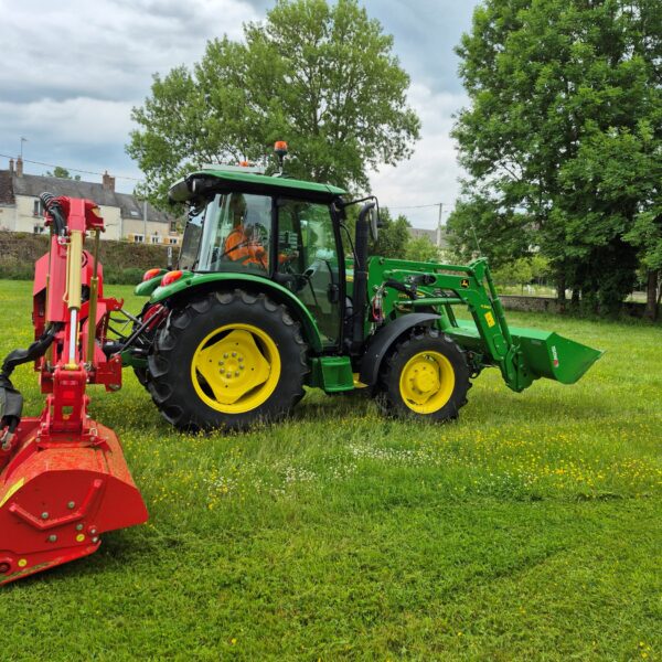 Epareuse Gyramax 1045 proverd sans pivot, vue latérale. Elle est attelée derrière un tracteur en action de coupe au sol.