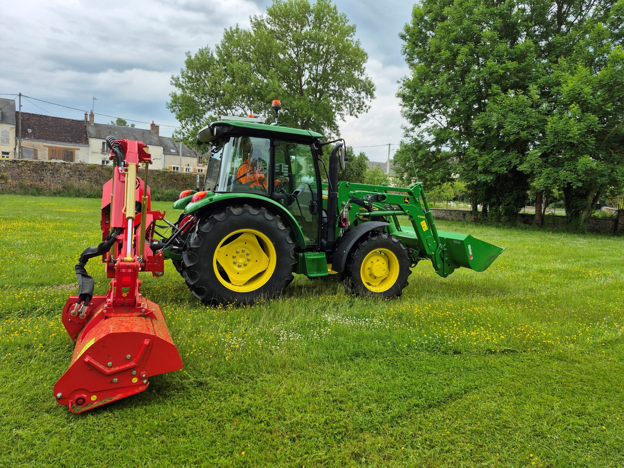 Epareuse Gyramax 1045 proverd sans pivot, vue latérale. Elle est attelée derrière un tracteur en action de coupe au sol.