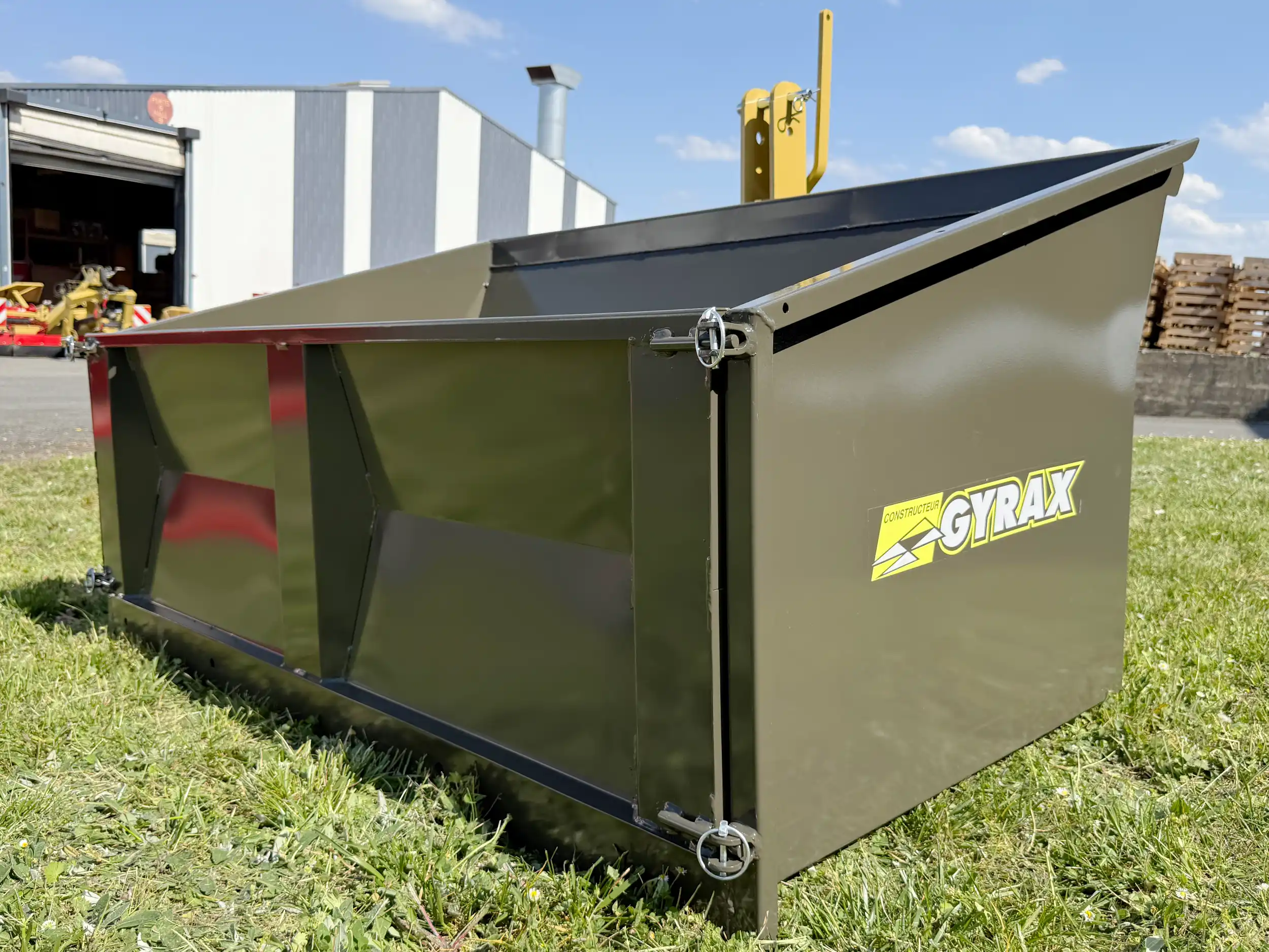 Bennette 3 points au sol, sortant de l'usine Gyrax