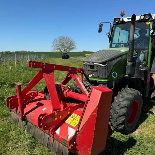 Broyeur horizontal vignes et vergers Gyrax, attelé derrière un tracteur
