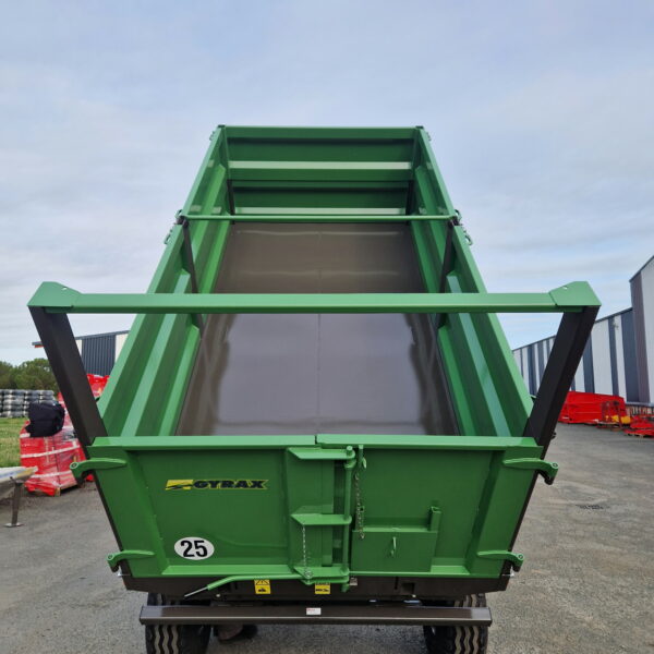 Vue arrière en position levée de la benne modulaire BM60 Gyrax,.