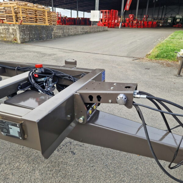 Benne modulable Gyrax BM60, vue zoomée sur l'attelage.