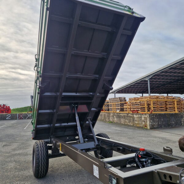 vue du chassis de la Bm60, permise par la position levée de la benne modulaire Gyrax