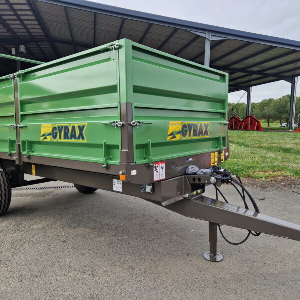 Benne modulable Gyrax BM60, vue 3/4 avant avec la flèche d'attelage,