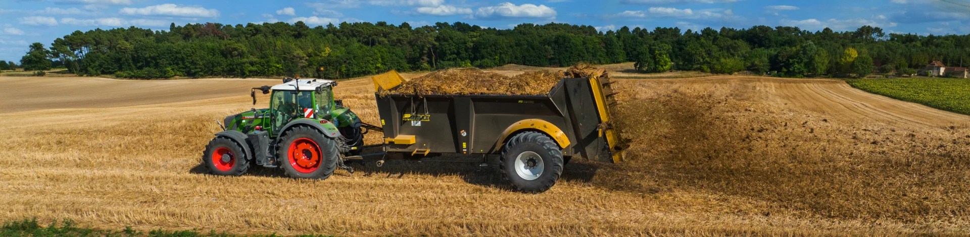 Epandeur EDHV Gyrax dans un champs, en plein travail.