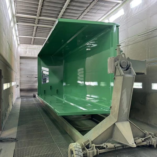 Coque d'une remorque agricole BMXL de marque Gyrax, dans l'usine de production, retournée en vertical sur la tranche.