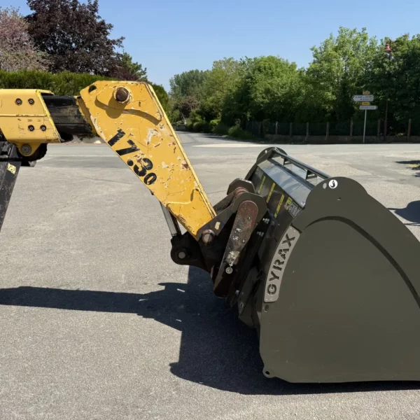Godet céréales Gyrax, monté sur un téléscopique bras en bas, vue latérale.