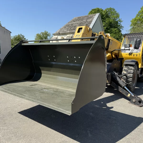 Godet céréales Gyrax, sur télescopique, en position basse.