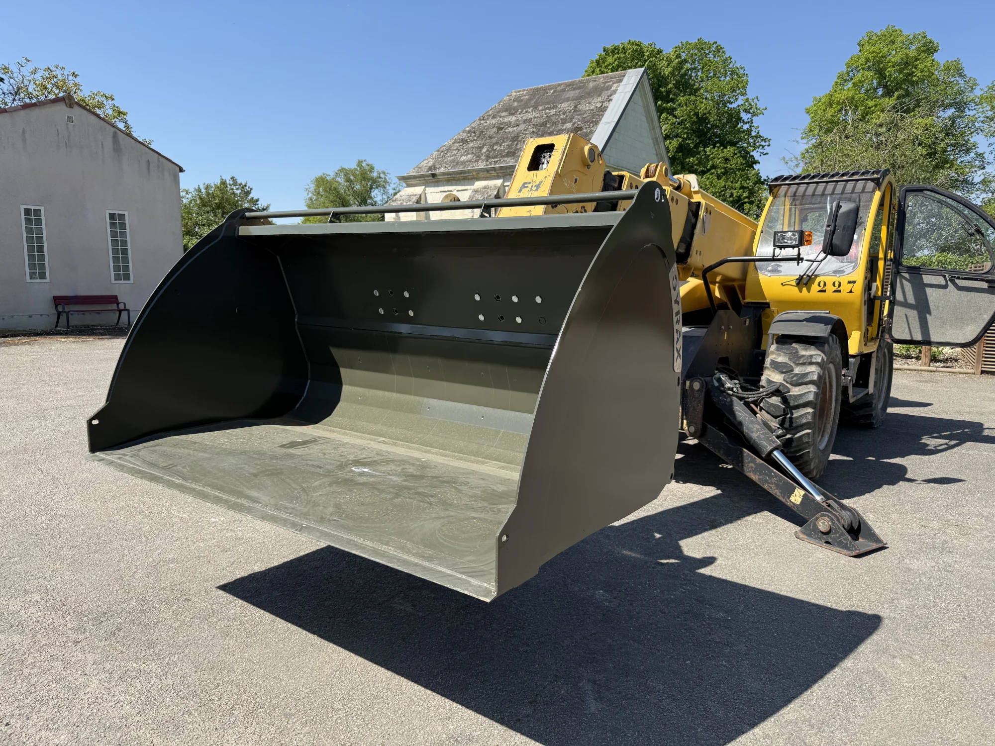 Godet céréales Gyrax, sur télescopique, en position basse.