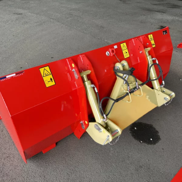 Godet hydraulique Gyrax de couleur rouge avec attelage couleur or