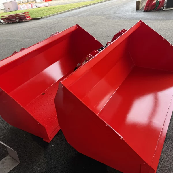 Vue 3/4 avant de plusieurs godets Gyrax rouge, alignés au sol