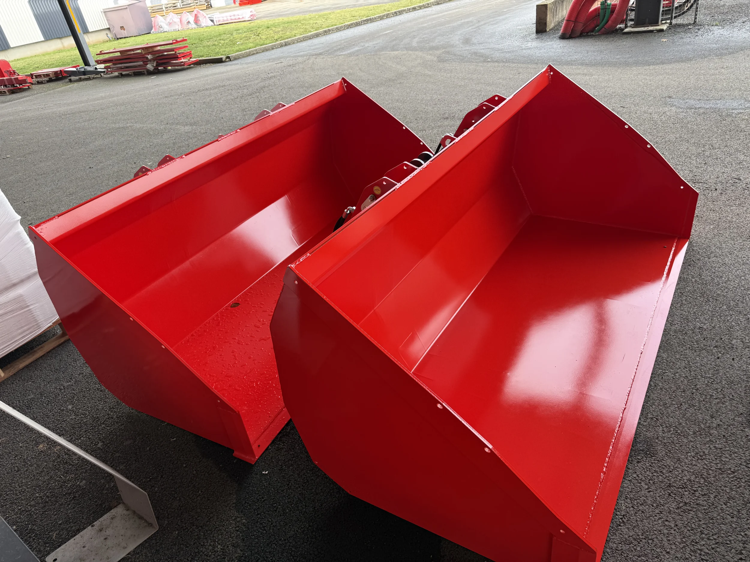 Vue 3/4 avant de plusieurs godets Gyrax rouge, alignés au sol