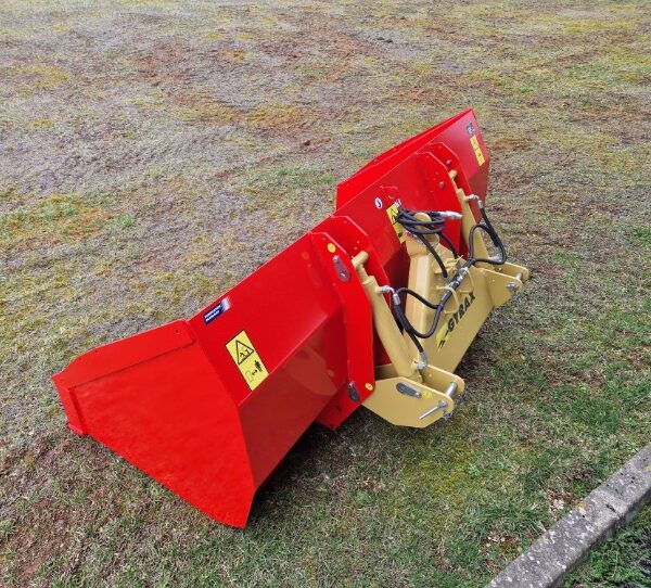 Godet hydraulique 3 points vue dessus, posé sur pelouse