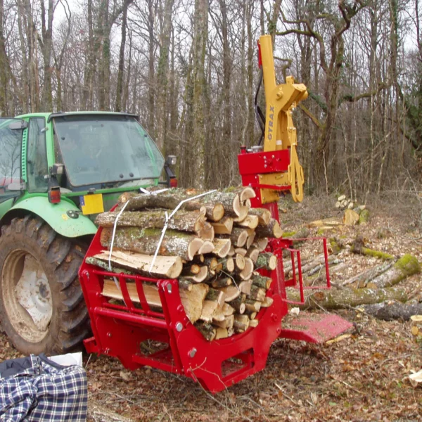 Fagoteuse Gyrax en chargée de buches au milieu des bois.