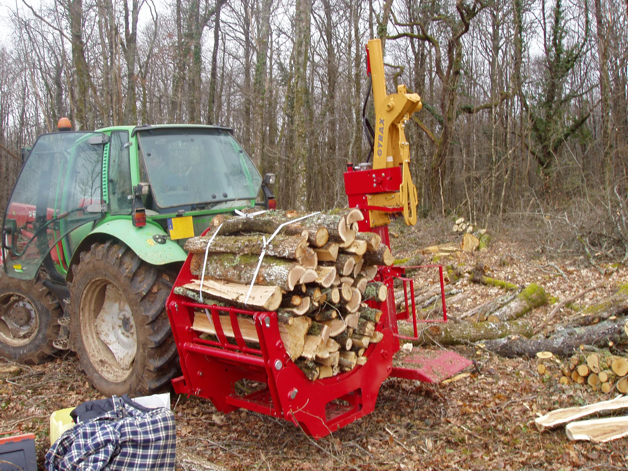 Fagoteuse Gyrax en chargée de buches au milieu des bois.