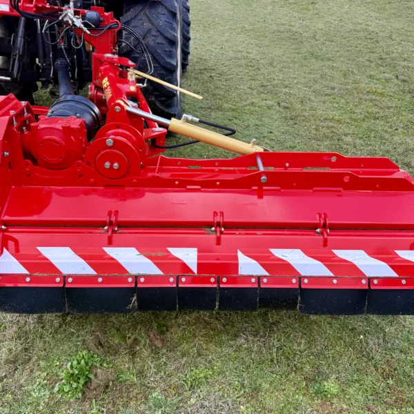 Rotaufaucheuse Gyrax RF2000 vue arrière avec le volet arrière réglable, en condition de travail.