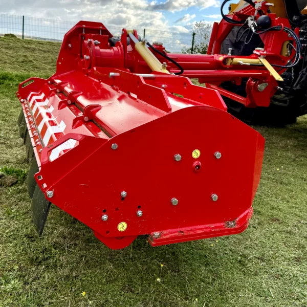 Broyeur d'accotement RF2000 Gyrax, vue latérale avec volet arrière 5 positions.