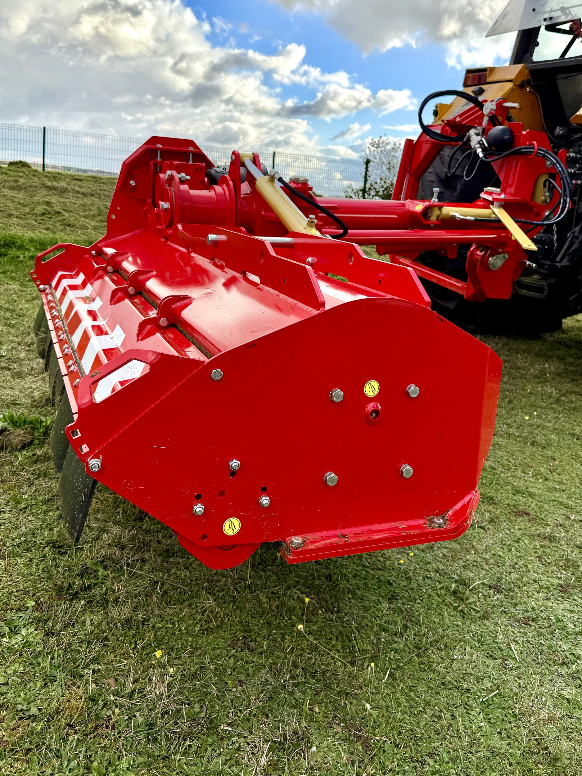 Broyeur d'accotement RF2000 Gyrax, vue latérale avec volet arrière 5 positions.