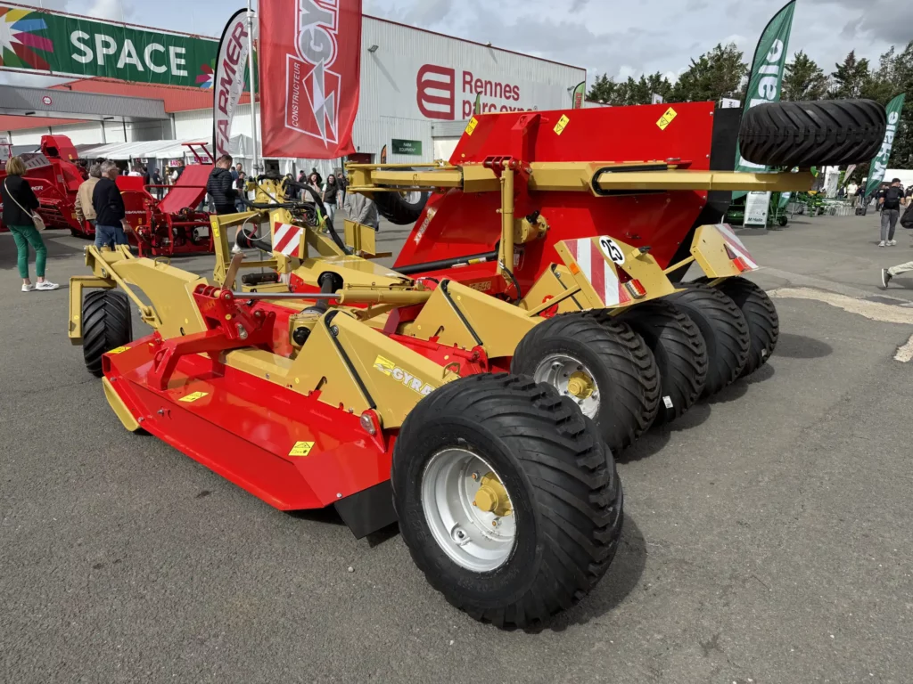 Photo d'un broyeur repliable Gyrax, exposé au salon agricole Space 2025 à Rennes