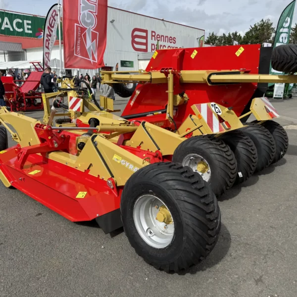 Photo d'un broyeur repliable Gyrax, exposé au salon agricole Space 2025 à Rennes