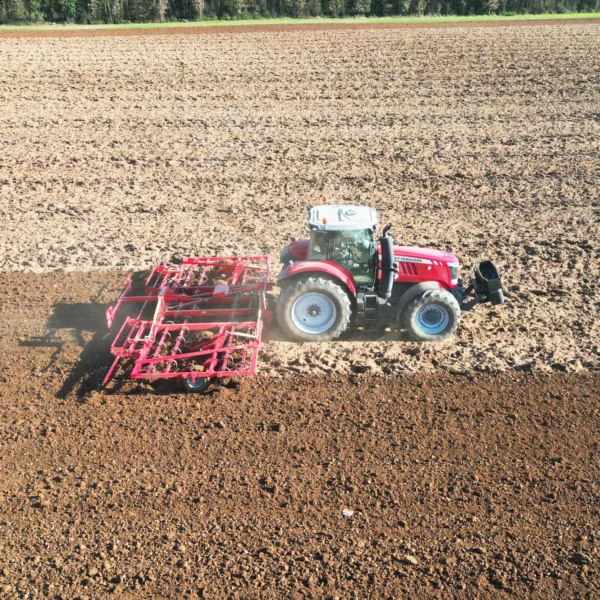 Vibroculteur repliable vue latérale de drone, en action dans un champs.