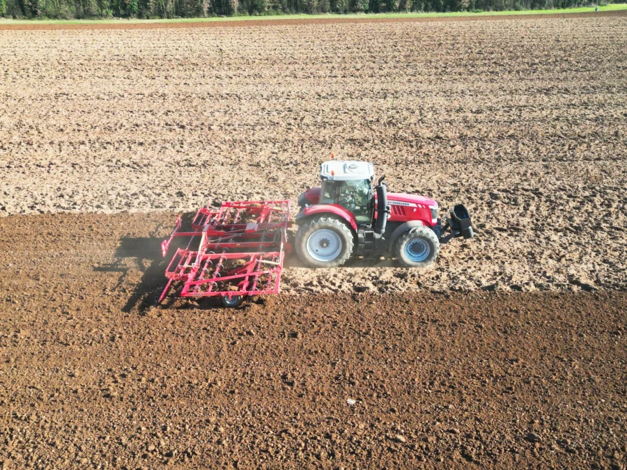 Vibroculteur repliable vue latérale de drone, en action dans un champs.