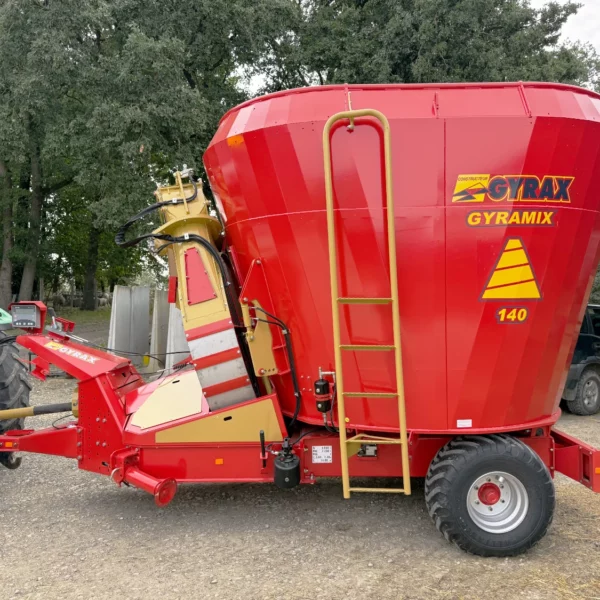 Mélangeuse Gyramix monovis avec option goulotte orientable droite gauche. Machine dans une cour de ferme vue de droite